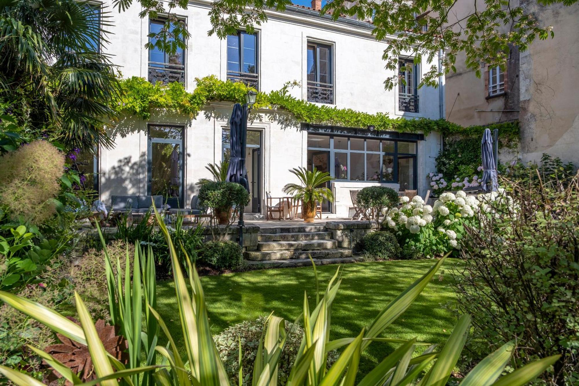 Escale Rochelaise, Gite Urbain Avec Spa Bain Nordique Et Sauna Tonneau La Rochelle  Zewnętrze zdjęcie
